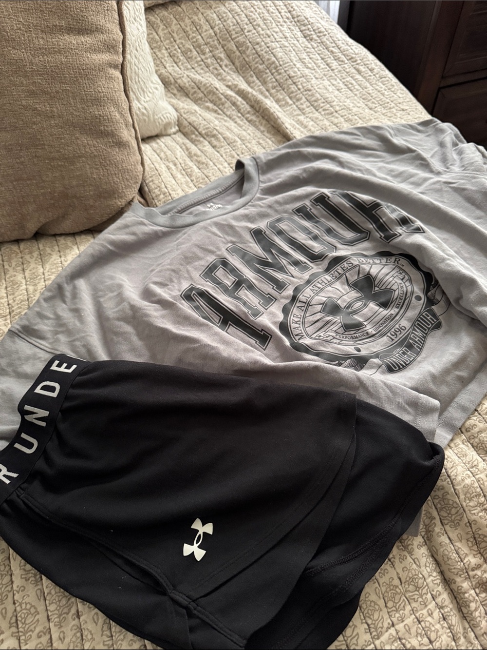 Under Armour Gray Long Sleeve Graphic Logo Shirt with Black Logo Shorts